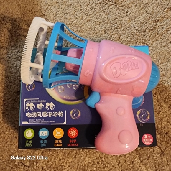 LoL surprise 5 face mask, 2 bubble guns, and 5 fidget spinner - Picture 3 of 6